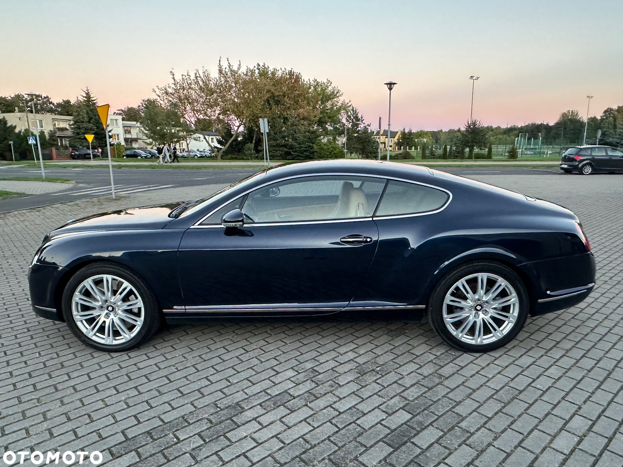 Bentley Continental GT Standard - 30