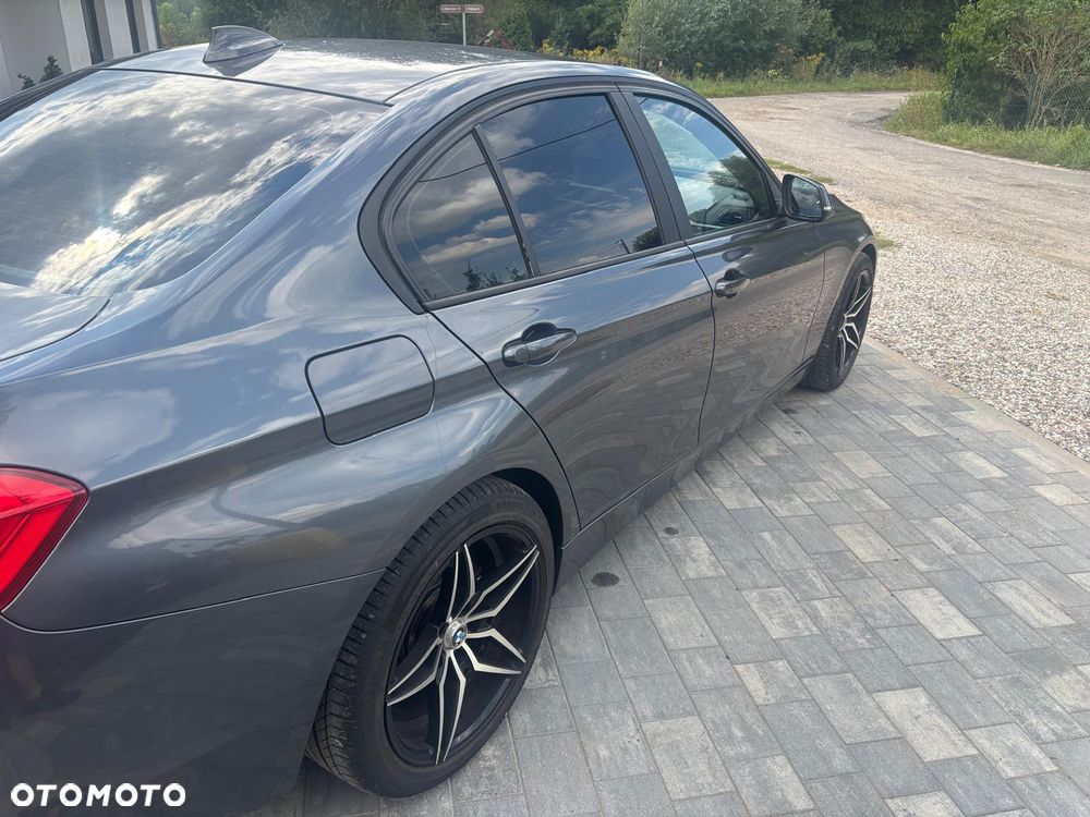 BMW Seria 3 328i - 5