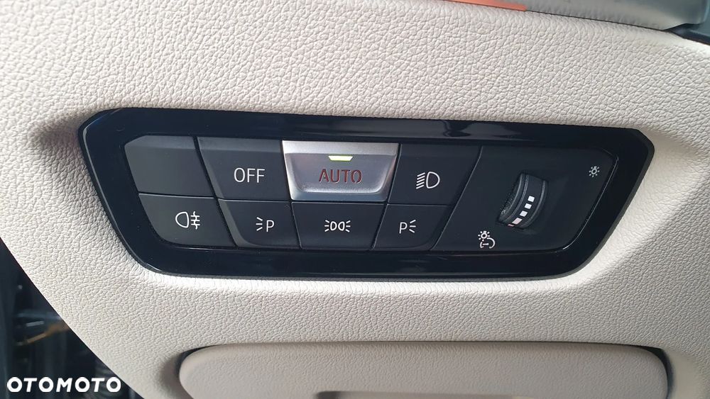 BMW Seria 3 330i xDrive Luxury Line sport - 27