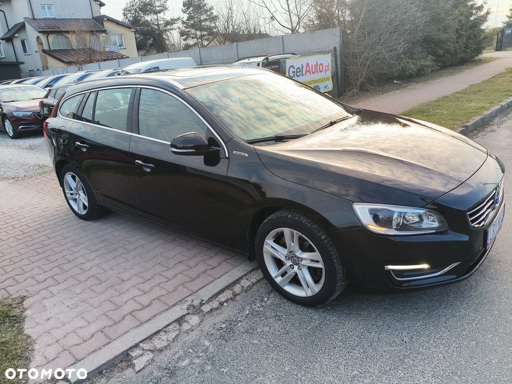 Volvo V60 D6 AWD Plug-in Hybrid R-Design Momentum - 2