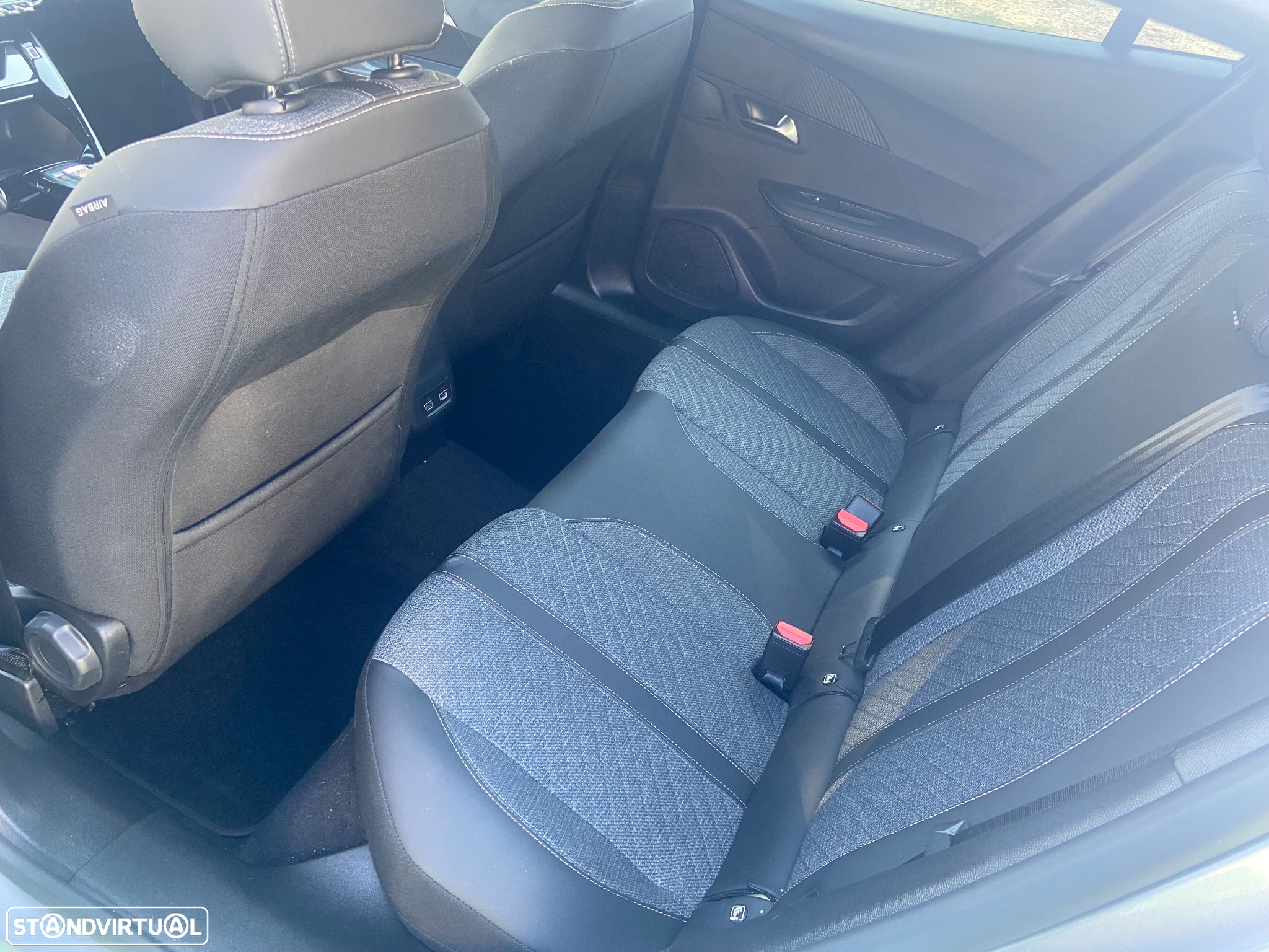 Peugeot 2008 1.2 PureTech Allure EAT8 - 19