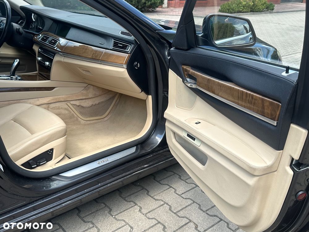 BMW Seria 7 740i - 26