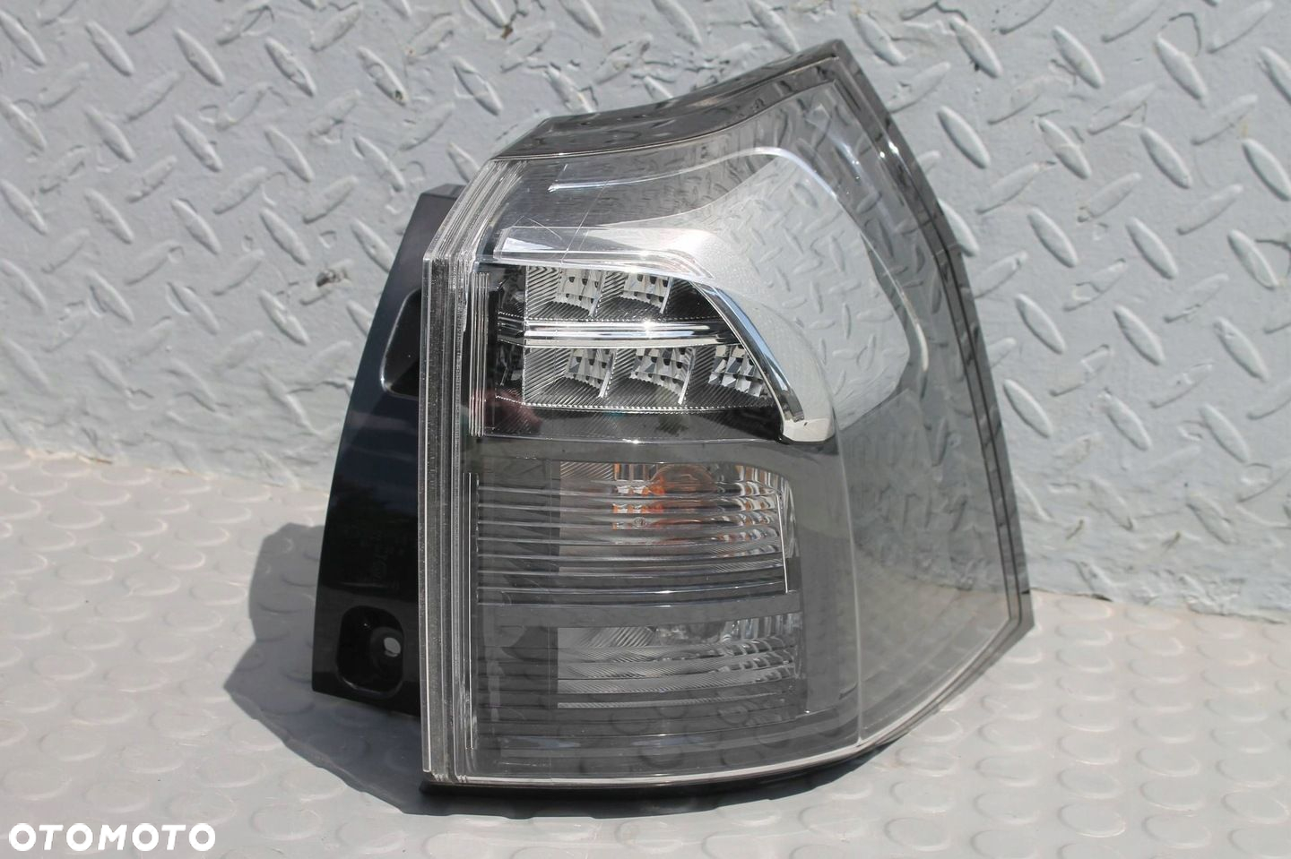 LAMPA W BŁOTNIK PRAWY TYŁ PRAWA TYLNA SUZUKI SX4 S-CROSS II 21- - 2