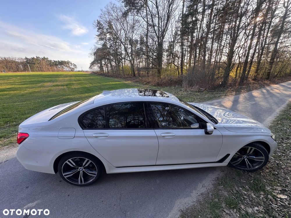 BMW Seria 7 750i xDrive - 32