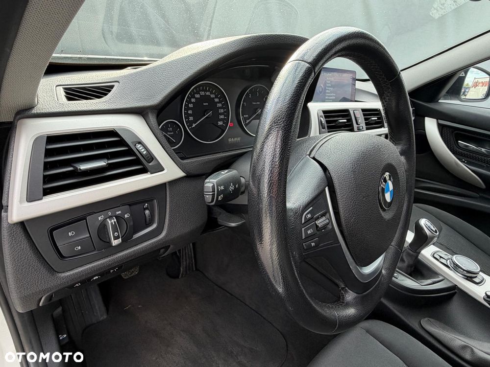 BMW Seria 3 318d Luxury Line - 26