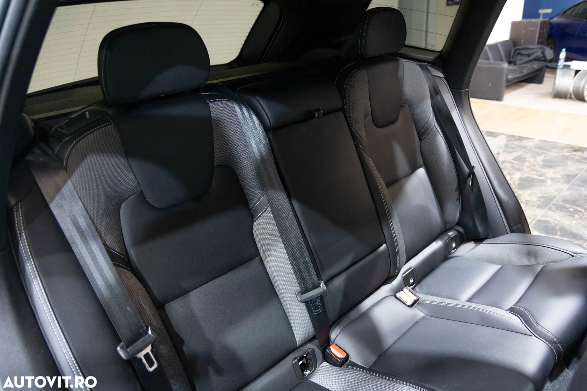 Volvo XC 60 B4 MHEV AT FWD Plus Dark - 16