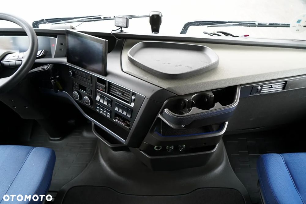 Volvo FH 460 / 6x2 / FIRANKA- 7,7 m / DACH PODNOSZONY / I-SAVE / KLIMA POSTOJOWA / OŚ PODNOSZONA SKRĘTNA / - 32