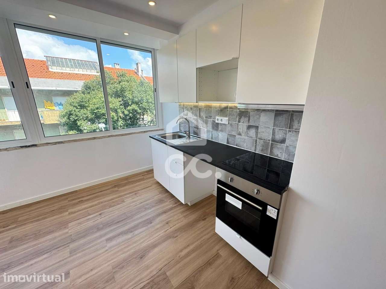 Apartamento T2 Remodelado na Damaia | Duas Varandas | Excelente Lumino - Grande imagem: 3/22