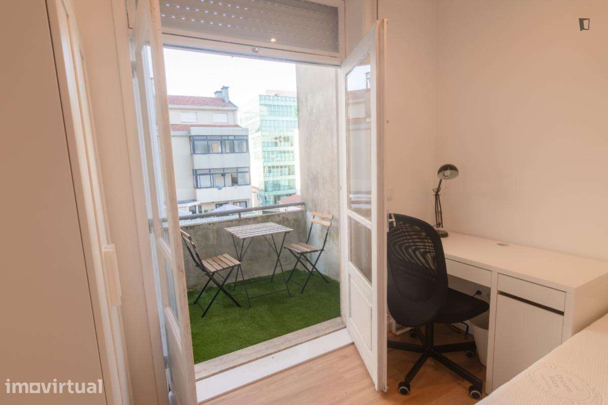 Quarto - localizado em Mafamude Porto - Grande imagem: 2/10