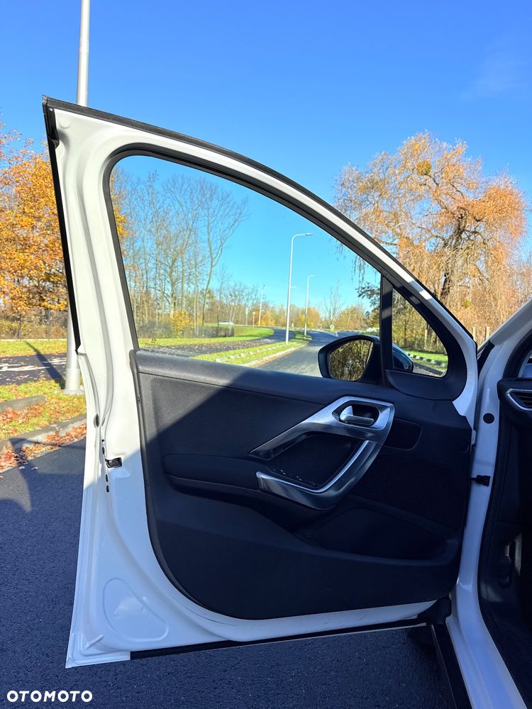 Peugeot 2008 1.2 Pure Tech Allure S&S - 19