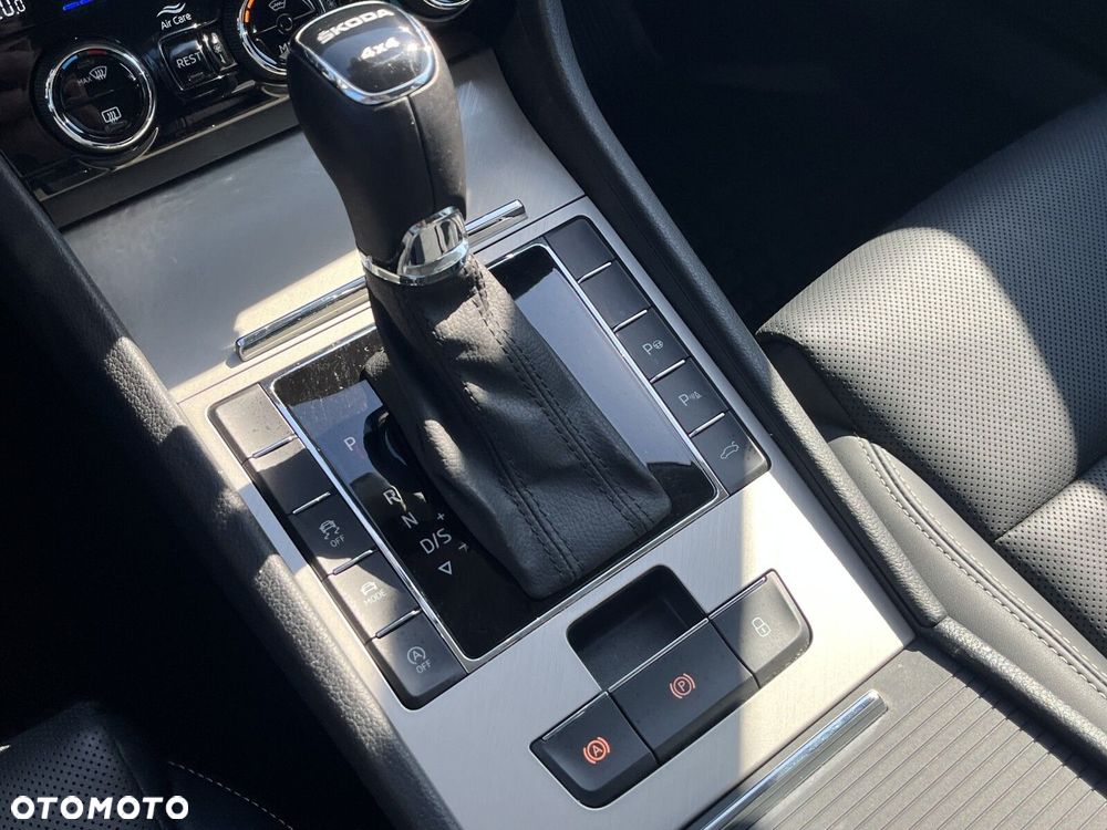 Skoda Superb 2.0 TDI SCR 4x4 L&K DSG - 32
