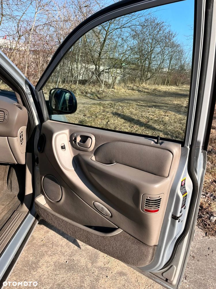 Chrysler Grand Voyager 3.3L Limited - 27