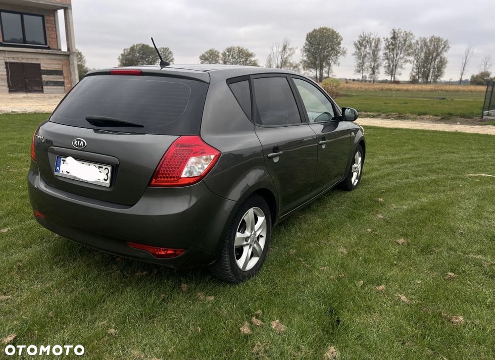 Kia Ceed 2010 photo 4