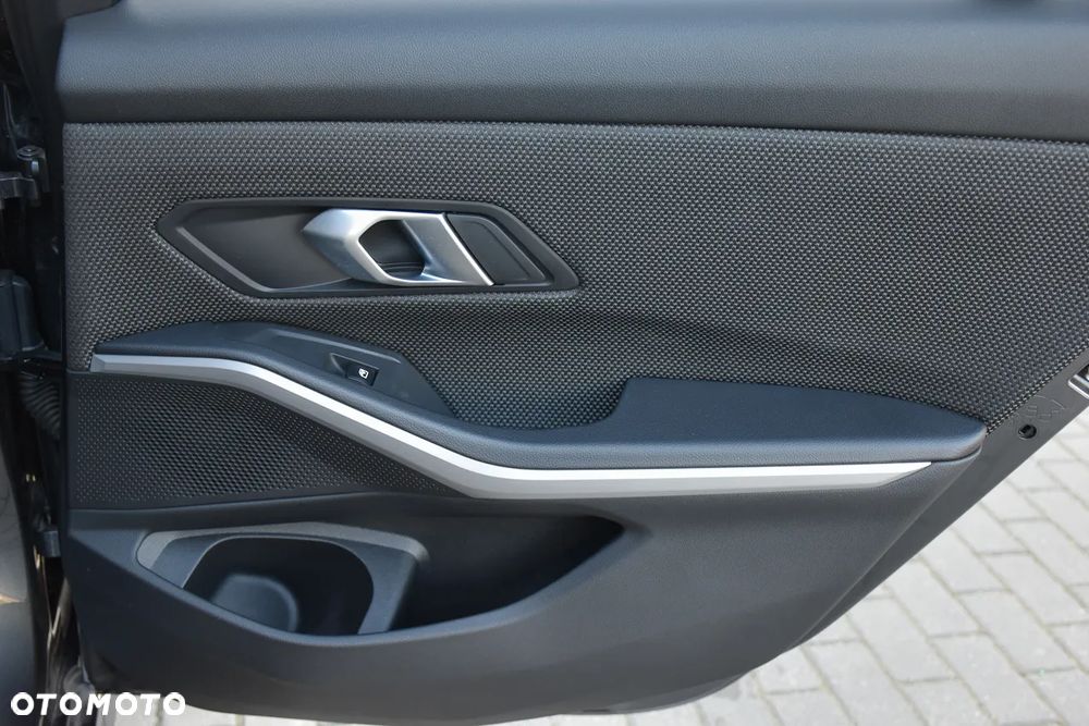 BMW Seria 3 320d Sport Line Shadow sport - 32