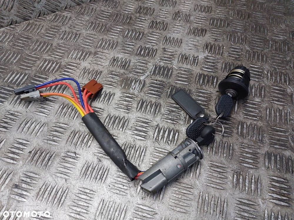 STACYJKA Z KLUCZYKIEM + KOREK WLEWU PALIWA LIGIER AMBRA I - 2