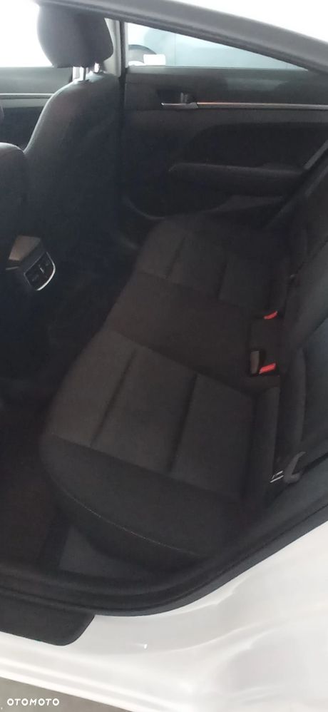 Hyundai Elantra 1.6 Comfort Premiere - 9