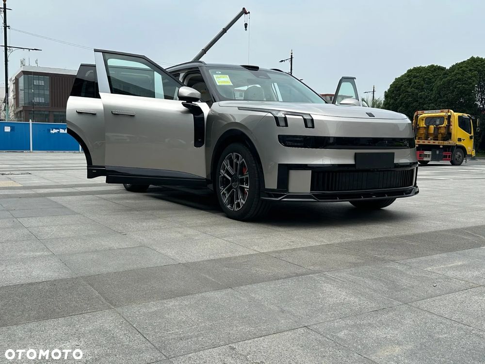 Lynk & Co 900 - 20