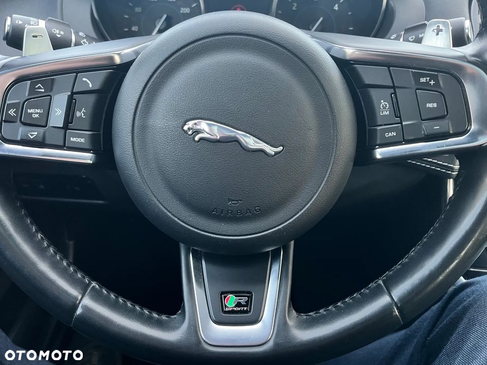 Jaguar XE 2.0 D AWD R-Sport - 28