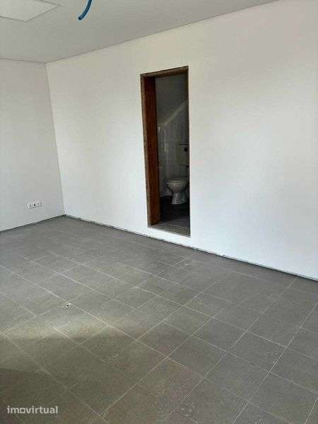 Espaço para Serviços | Santa Marta de Portuzelo (Cruzeiro) - Grande imagem: 5/6