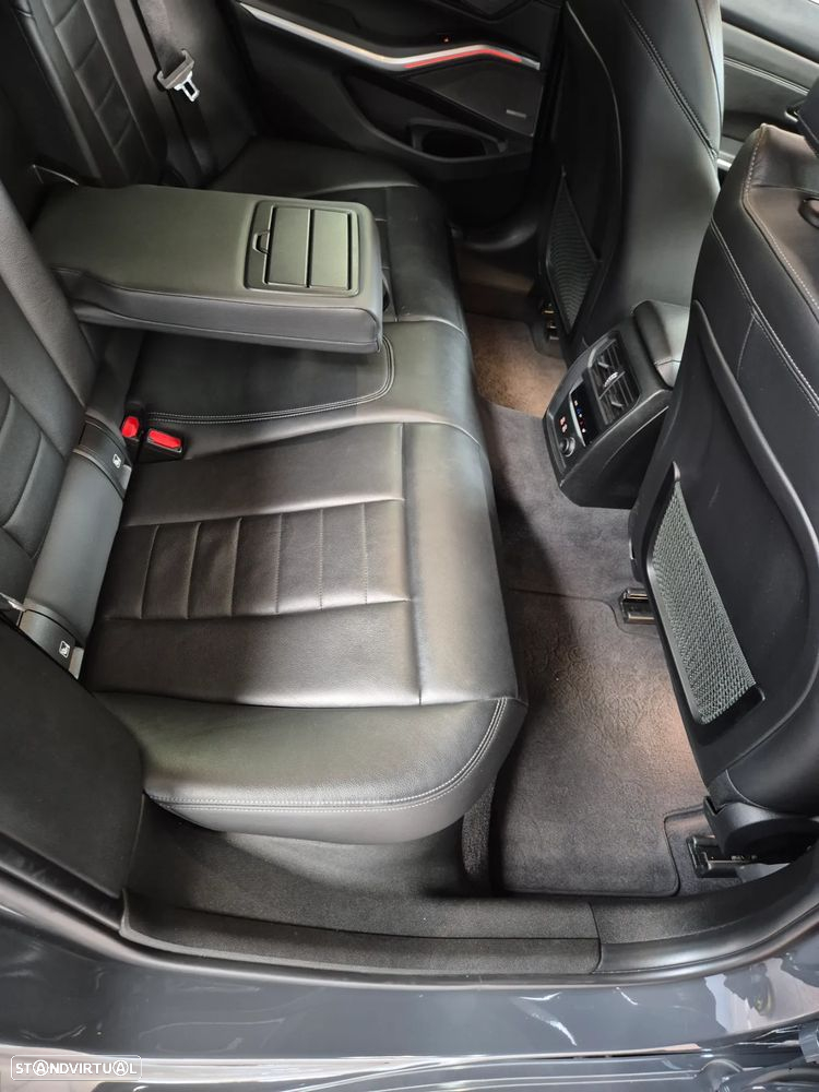 BMW 330 e Pack Desportivo M Pro Auto - 13