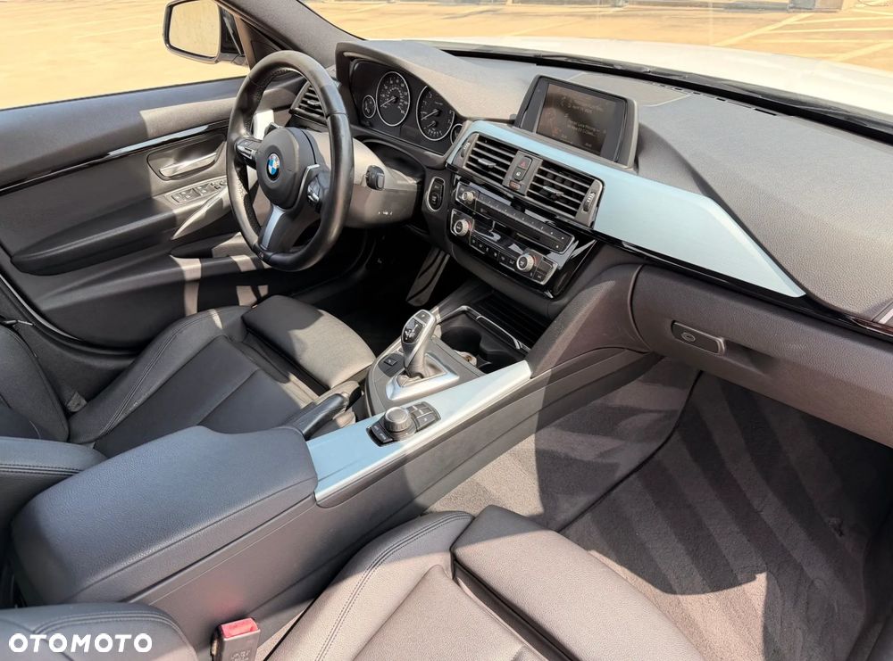 BMW Seria 3 330i M Sport - 13
