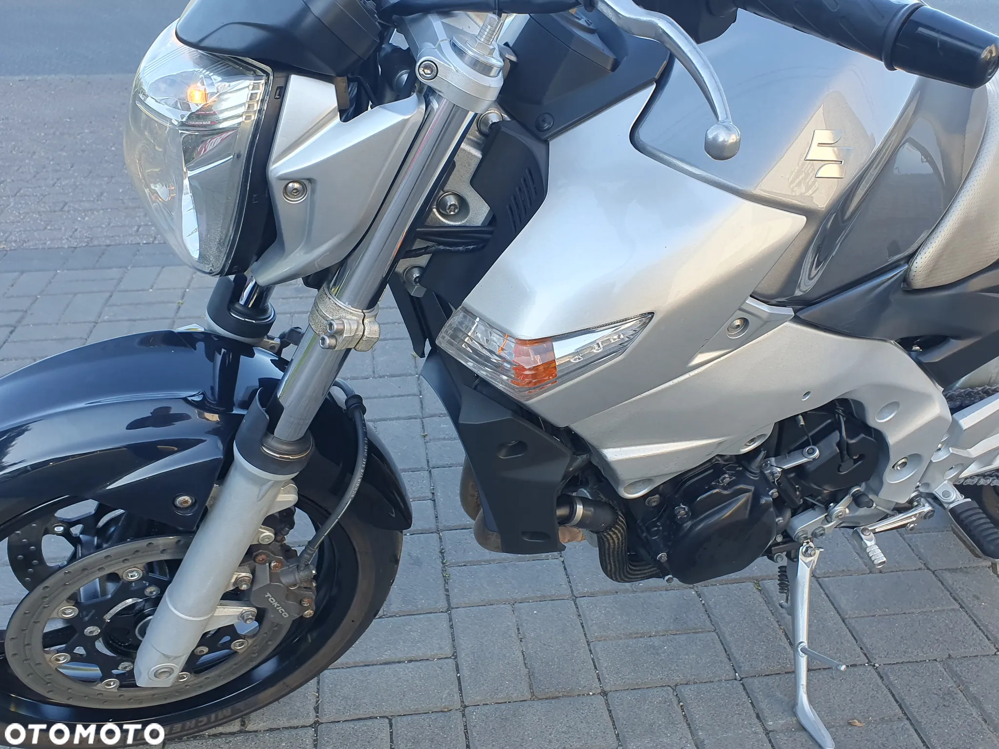 Suzuki GSR - 27