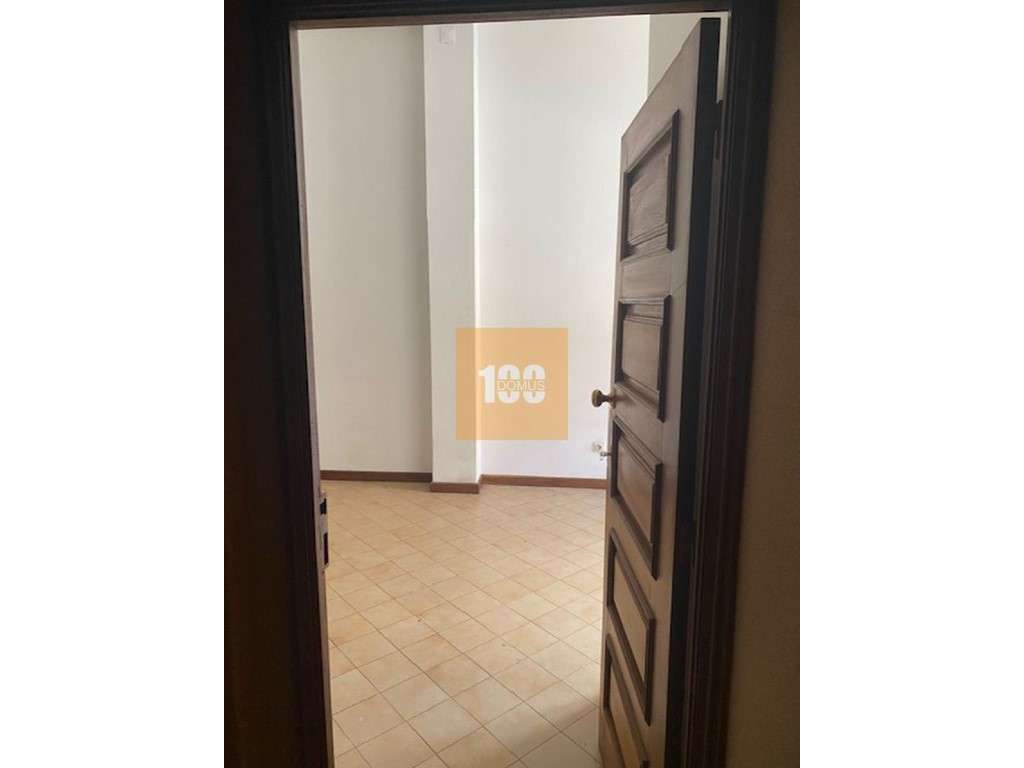 Prédio para reabilitar na Mouzinho da Silveira - Grande imagem: 4/30