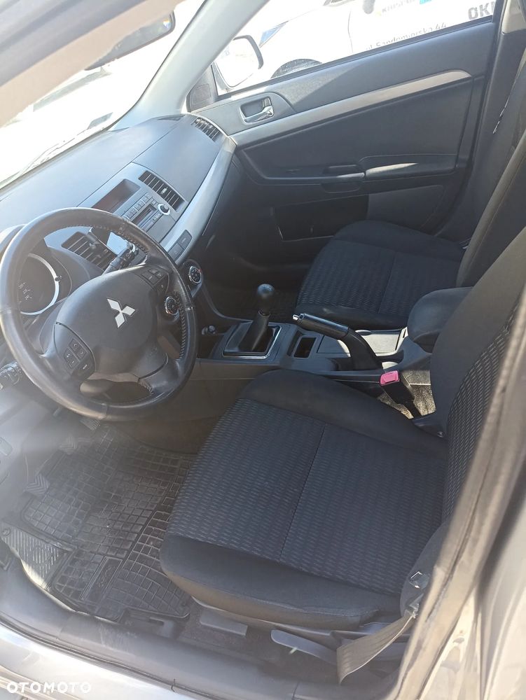 Mitsubishi Lancer 1.6 Invite - 4