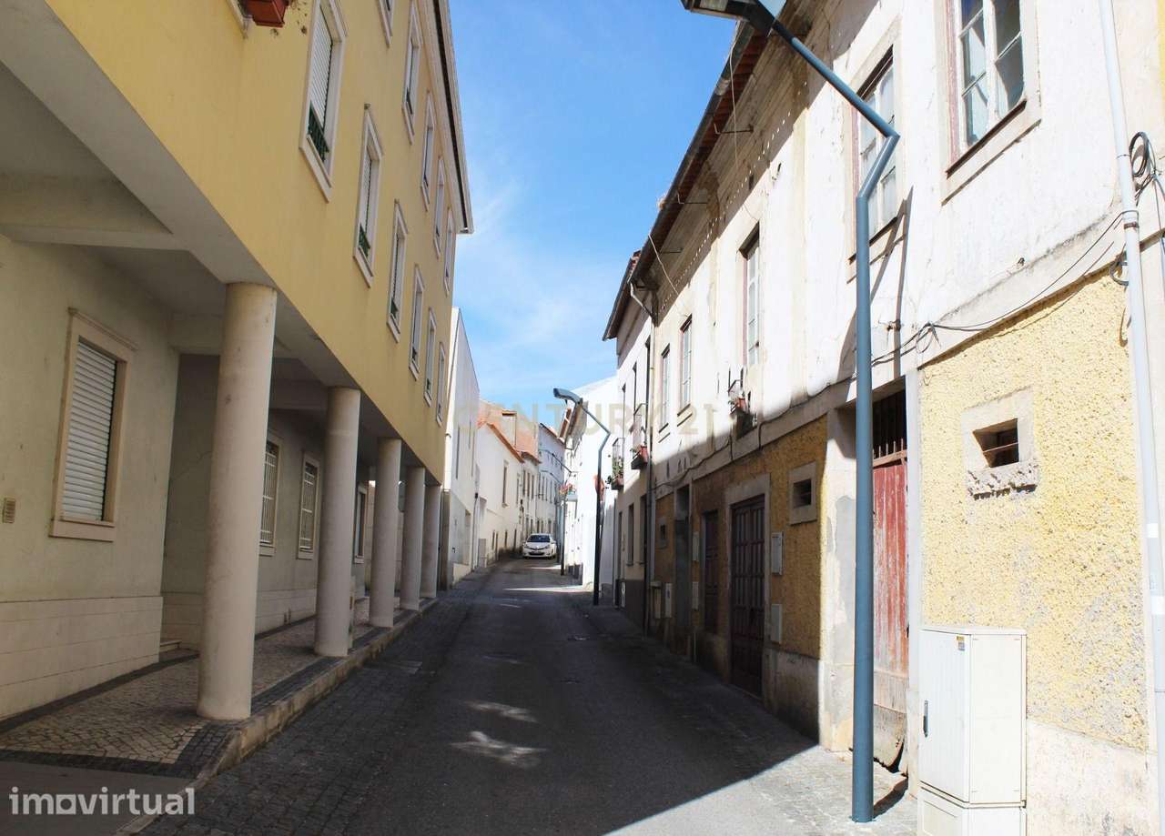 Moradia em Zona Histórica com Projeto aprovado para Prédio em Pombal - Grande imagem: 3/28