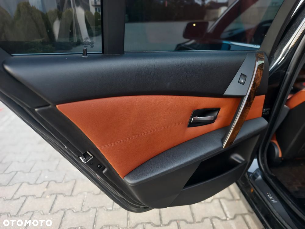 BMW Seria 5 525i Touring - 10