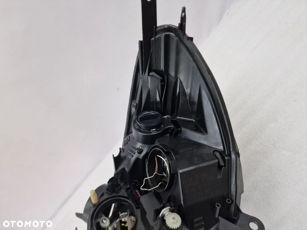 RENAULT CLIO IV LIFT 16- PRAWA LAMPA PRZEDNIA PRZÓD , NR 260100653R , NR AUKCJI LA56 - 14