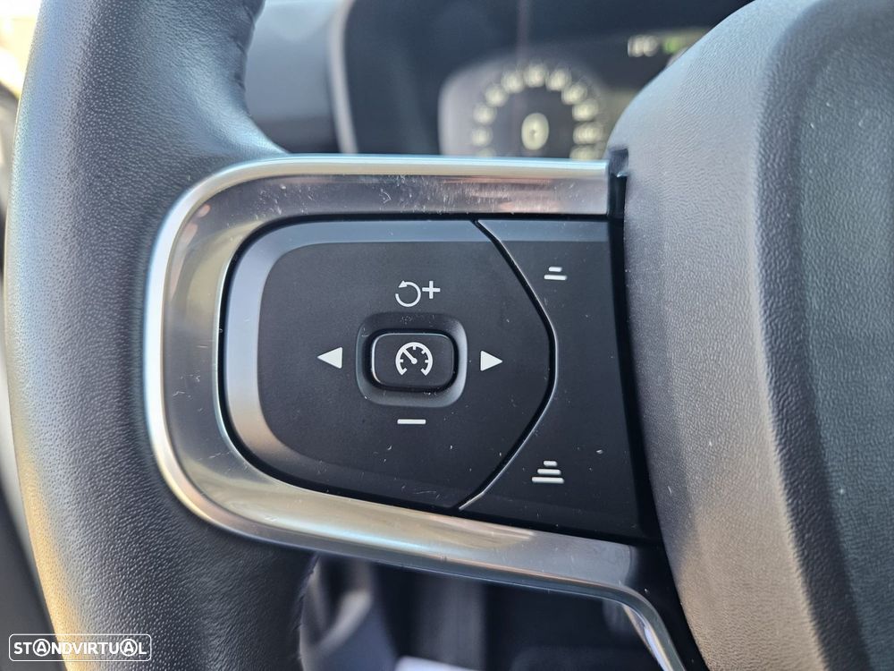 Volvo XC 40 D4 AWD Geartronic Momentum Pro - 35