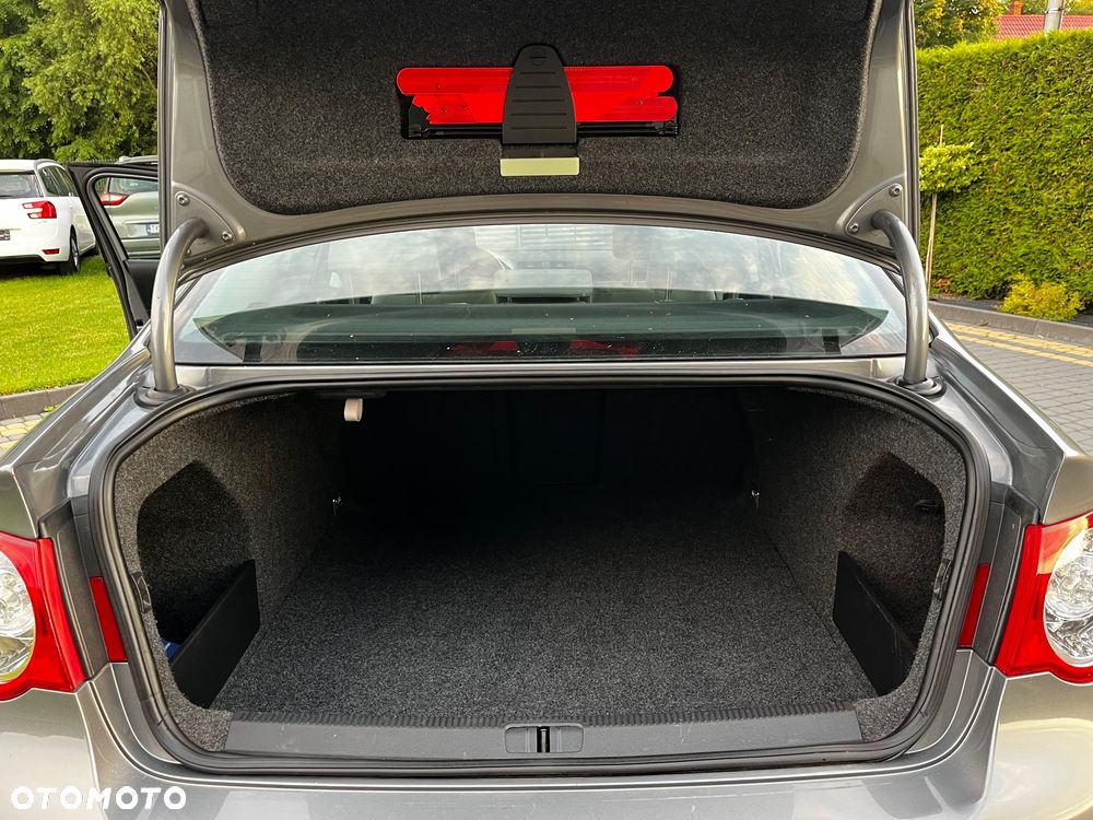 Volkswagen Passat 1.6 Exclusive - 19