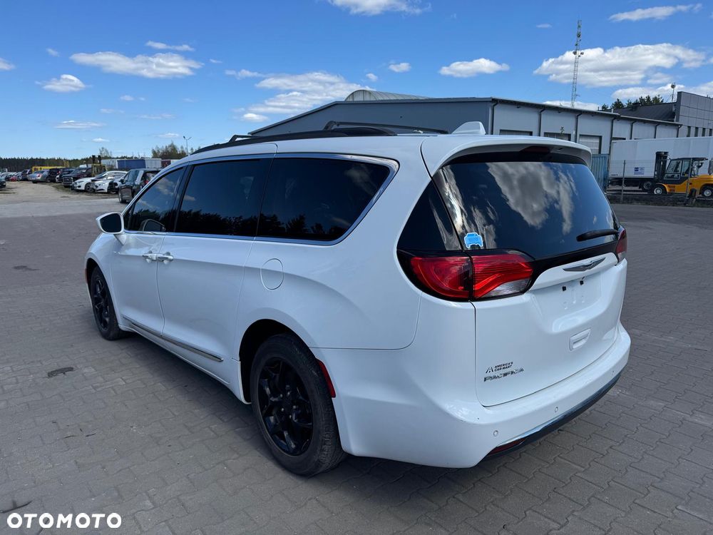 Chrysler Pacifica - 3