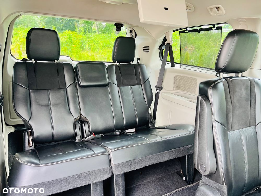 Chrysler Town & Country 3.6 Limited - 31