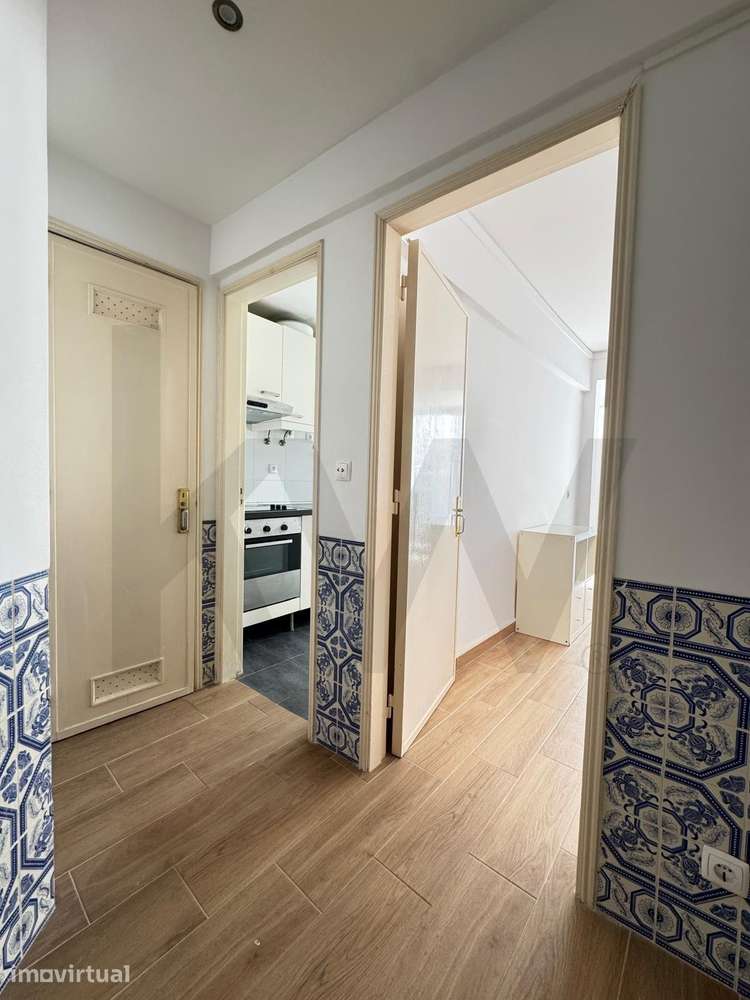 Apartamento T1 com logradouro em Algés | Mobilado e equipado para arre - Grande imagem: 2/6
