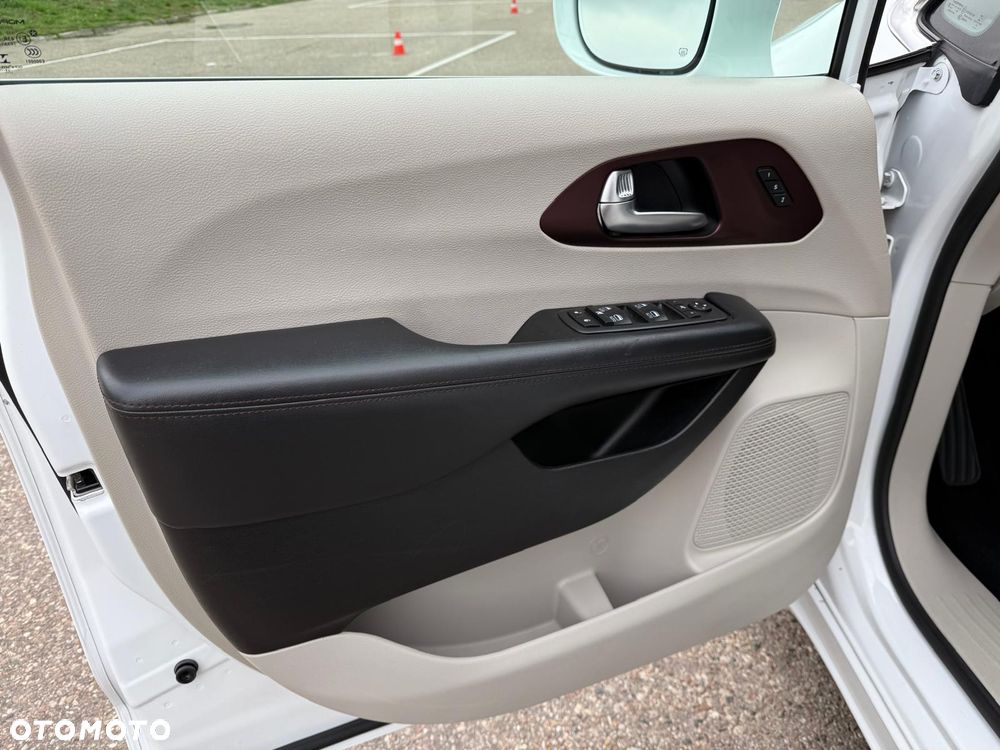 Chrysler Pacifica - 17