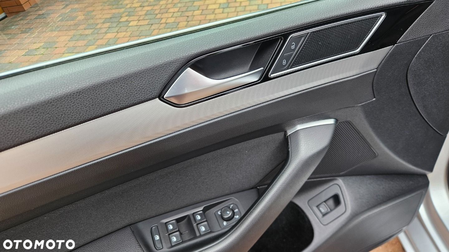 Volkswagen Passat Variant 2.0 TDI SCR DSG Elegance - 19