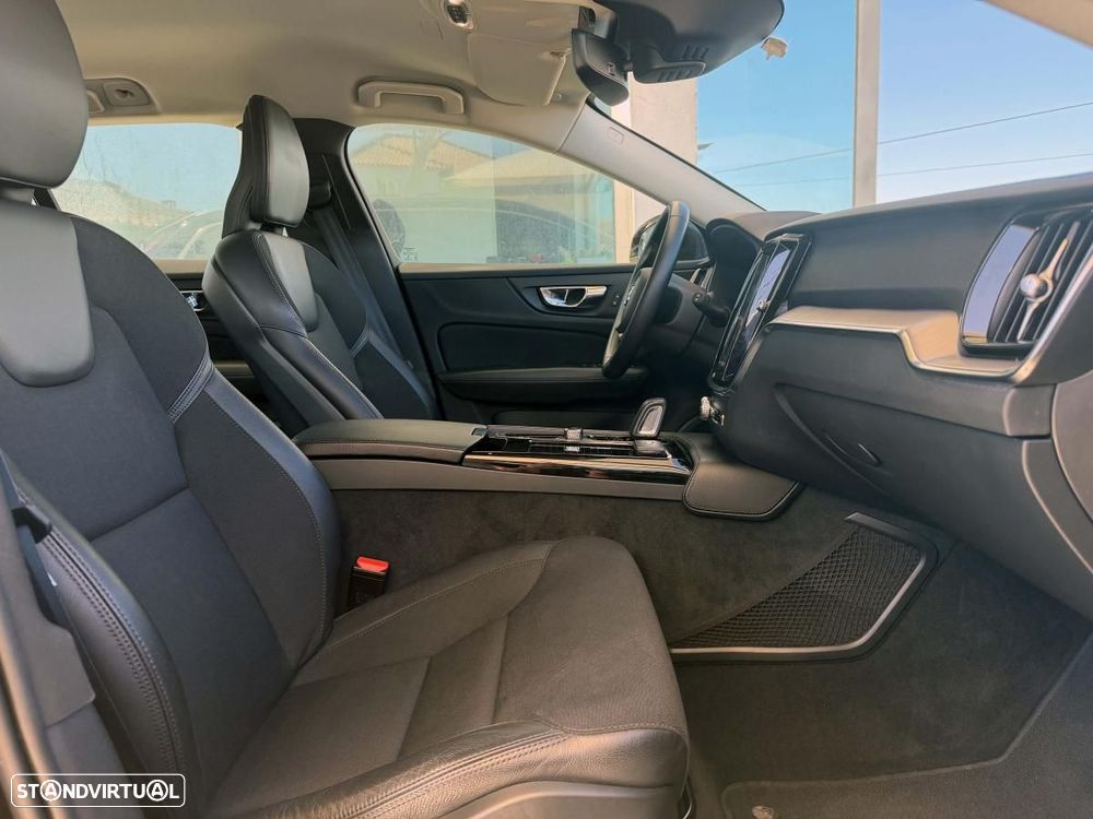Volvo V60 2.0 T8 AWD TE Momentum Plus - 29