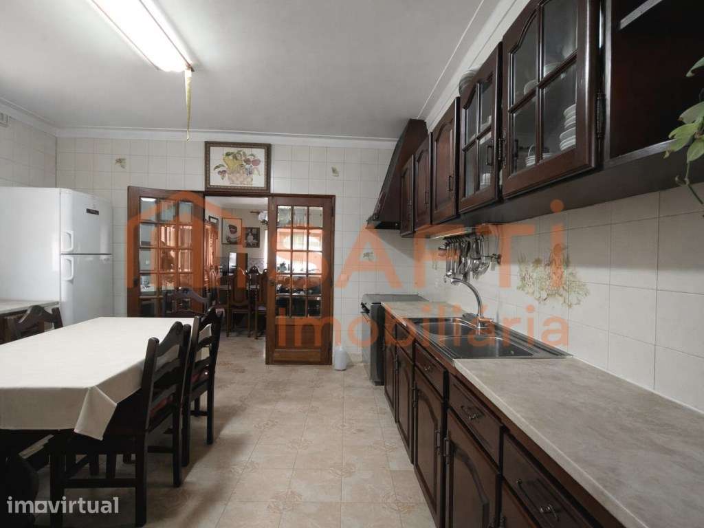 MORADIA T5, COM GARAGEM, ANEXOS, FURO, POÇOS E TERRENO DE CULTIVO. - Grande imagem: 3/60