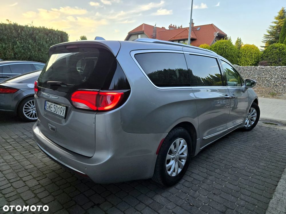 Chrysler Pacifica - 4