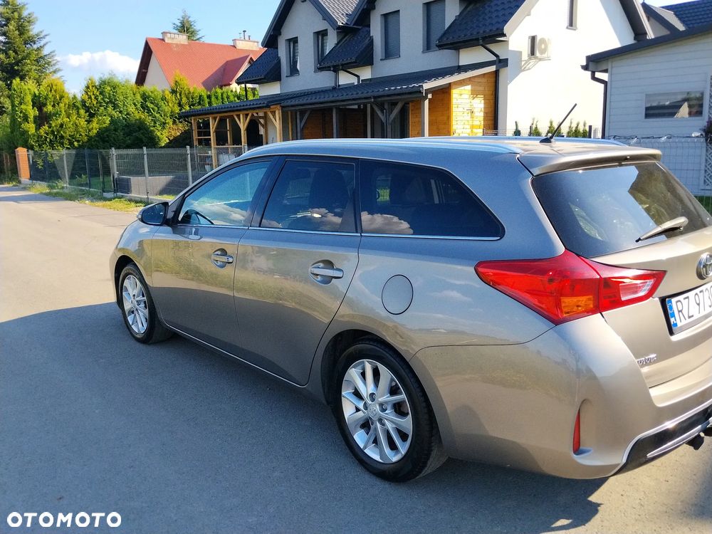 Toyota Auris 1.6 Premium Comfort - 2