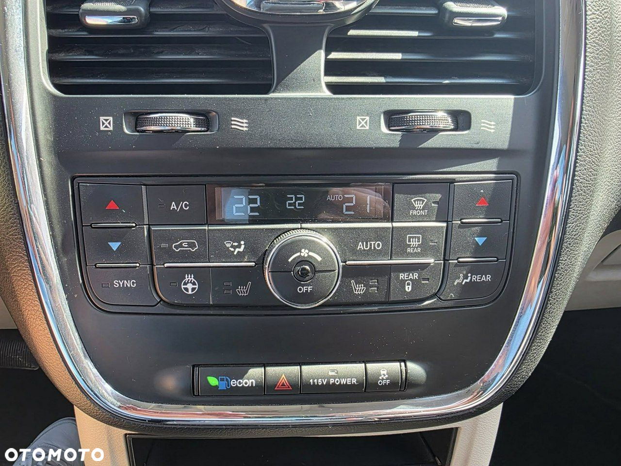 Chrysler Town & Country - 20