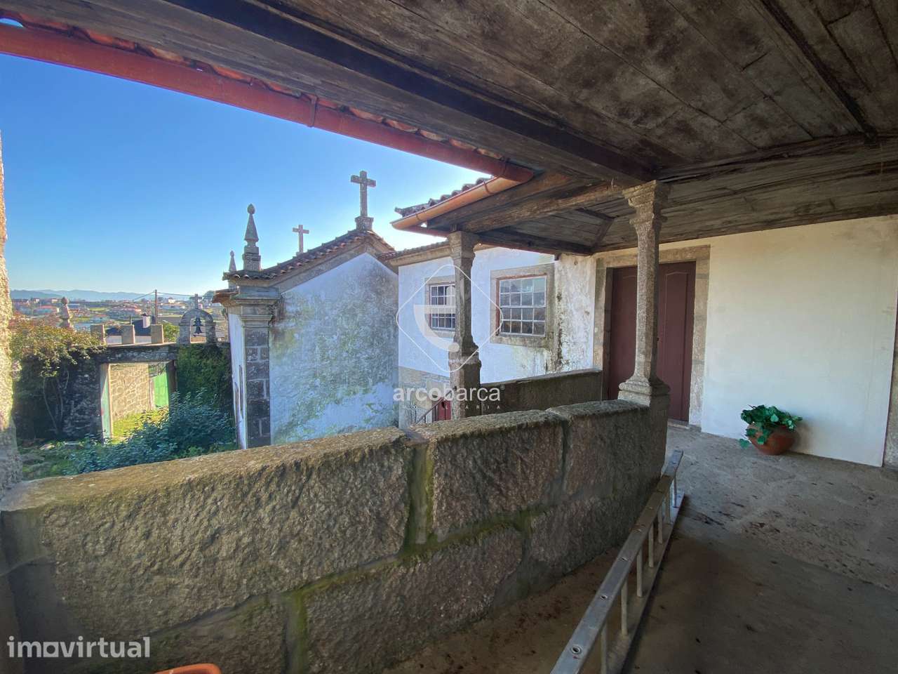 Casa do Sec XVII com capela, parcialmente recuperada. Aguiã, Arcos de - Grande imagem: 4/32