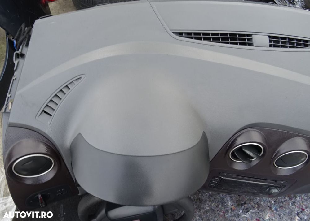 Plansa de bord Seat Ibiza din 2010 cu airbag volan si pasager - 2