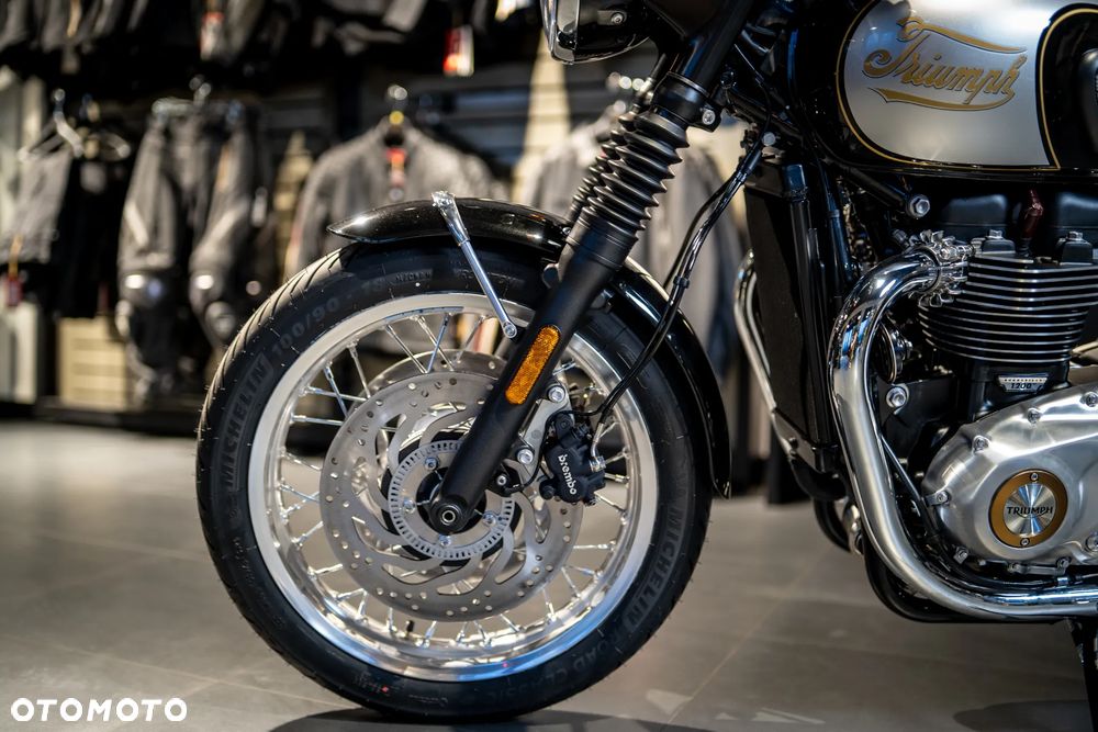 Triumph Bonneville - 25