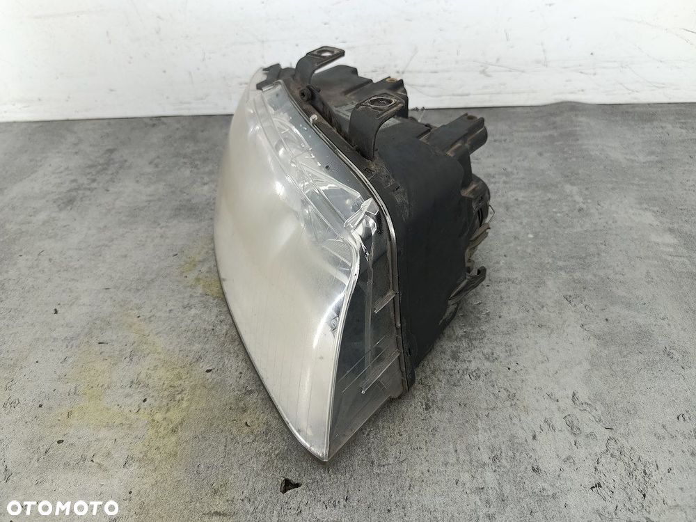 LAMPA PRZÓD PRAWA AUDI A4 B6 8E0941030C 89305705  VALEO - 4
