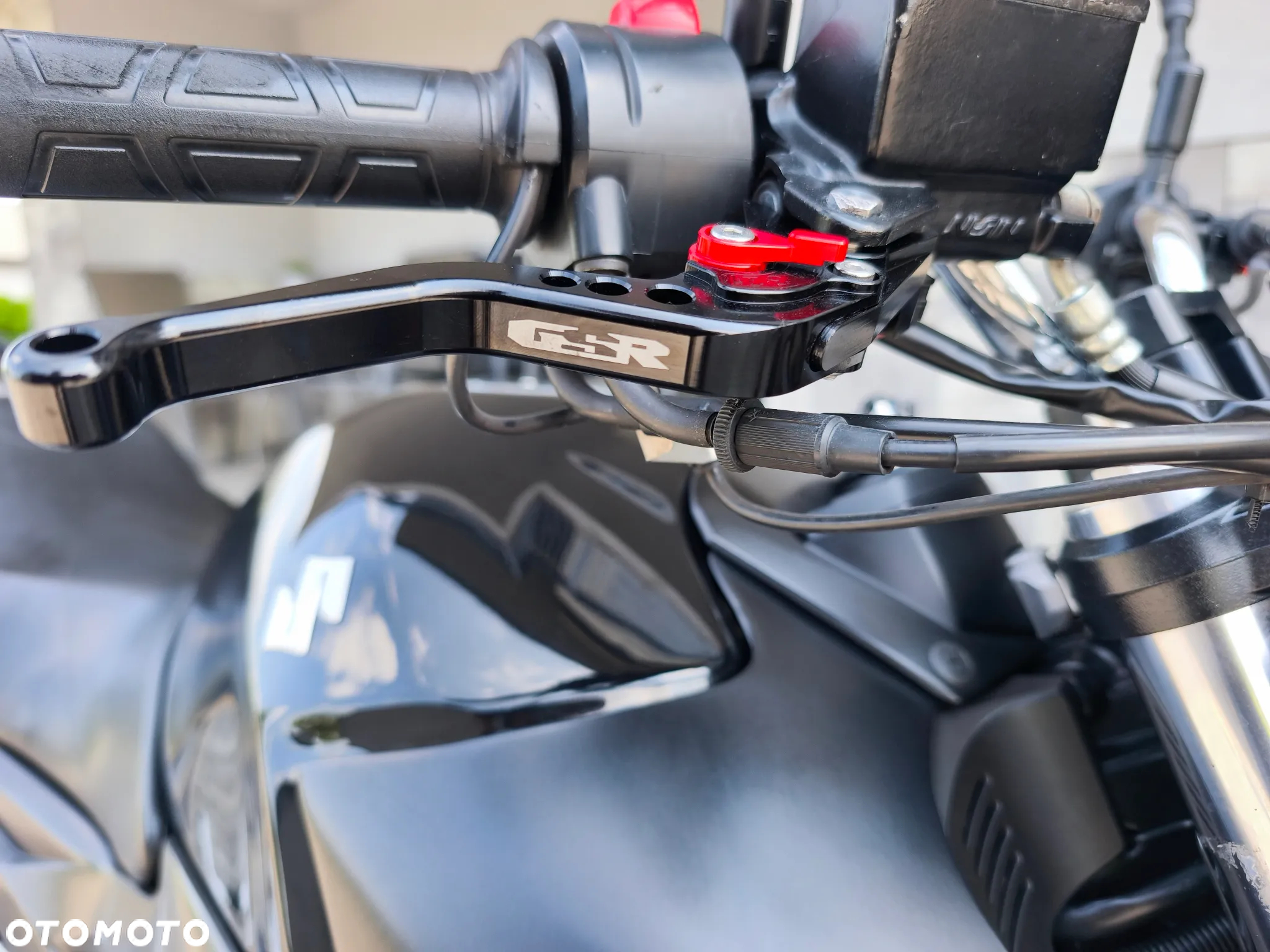 Suzuki GSR - 8