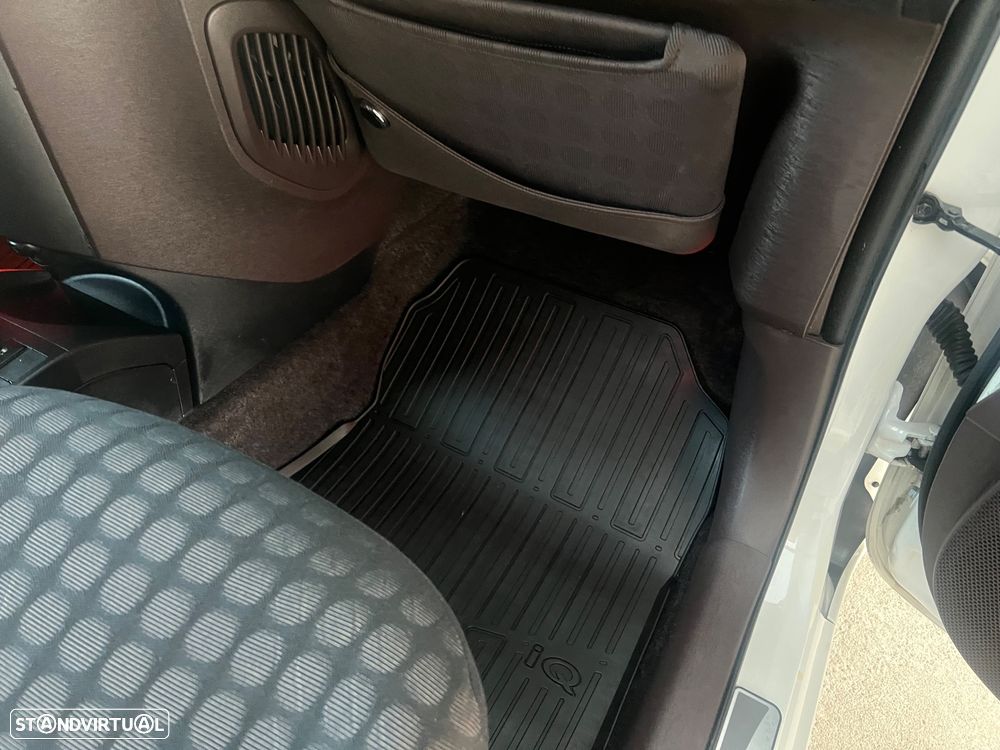 Toyota iQ 1.0 VVT-i 2 - 11