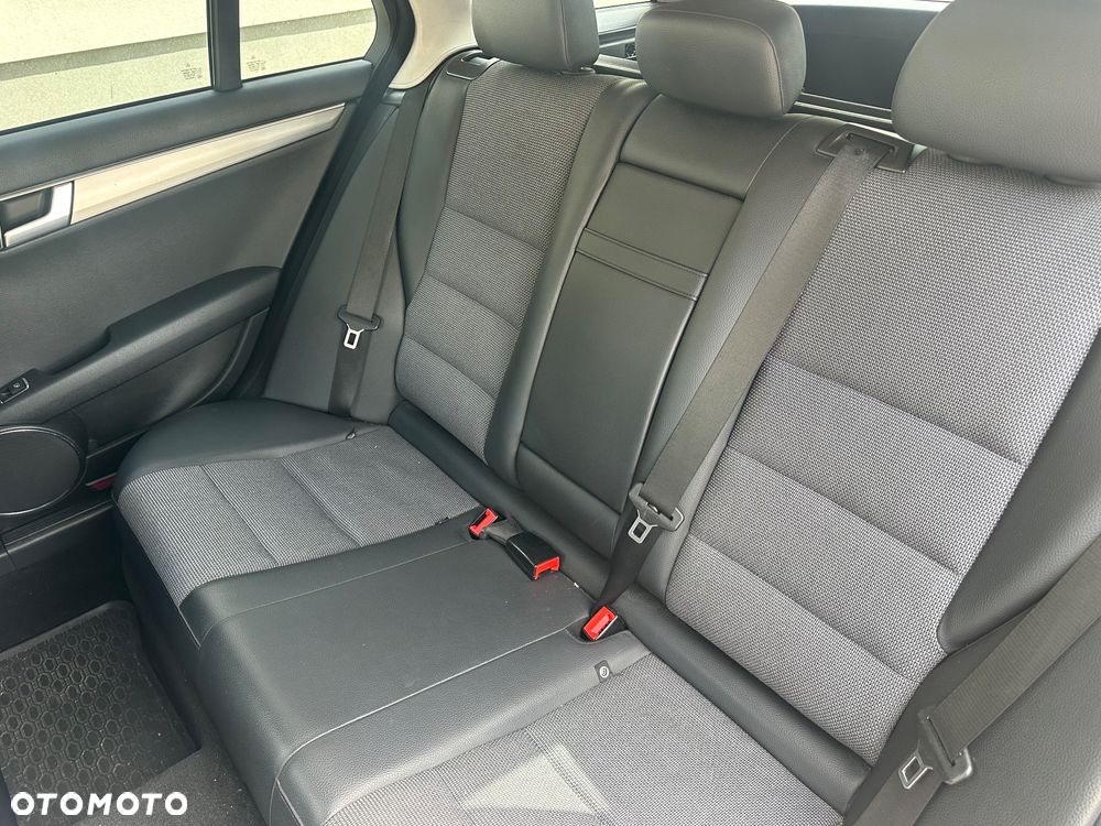 Mercedes-Benz Klasa C 180 CGI Automatik BlueEFFICIENCY Avantgarde - 23